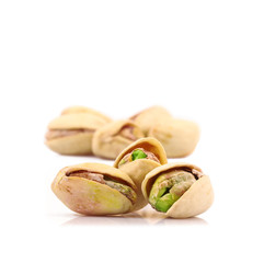 pistacchi in fondo bianco