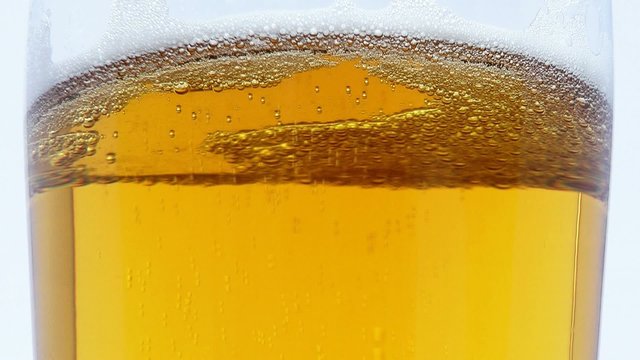 Sprudelndes Bier im Bierglas Video