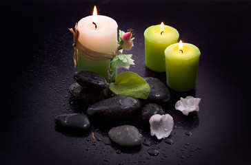 Obraz na płótnie Canvas Aromatyczne świece, kwiaty liście i inne obiekty spa