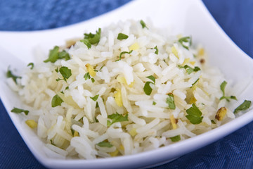 Reis in Nahaufnahme mit Petersilie