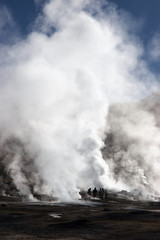 Fototapeta na wymiar Turyści w pobliżu wybucha gejzer, Chile