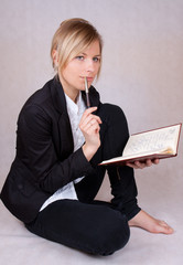 Young business woman writing notes - obrazy, fototapety, plakaty