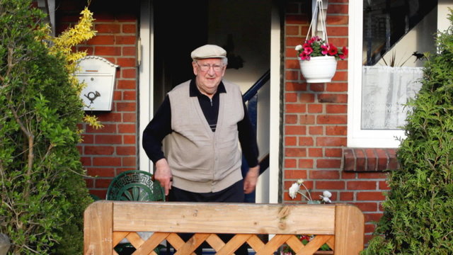 Opa (93 J.) geht an die Gartenpforte