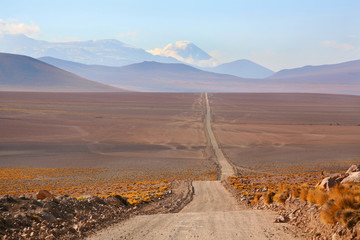 Schotterpiste im Altiplano, Atacama Chile