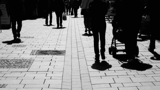 Menschen in der Einkaufsstra&szlig;e