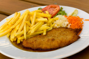 Paniertes Schnitzel mit Pommes Frites,Sosse