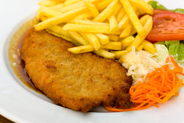 Paniertes Schnitzel mit Pommes Frites,Sosse