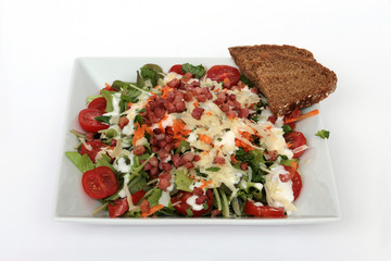 Aufsicht auf einen Salat mit Brot