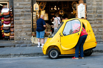 Elektroauto in der Altstadt von Florenz, Italien