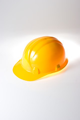 Fototapeta premium bauhelm gelb hochformat