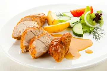 Foto auf Acrylglas Fertige gerichte Grilled turkey fillet with vegetables