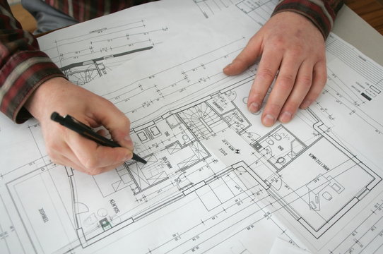 Architekt mit Bauplan