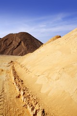 Fototapeta na wymiar kamieniołom kopce piasku piaski o różnym kolorze