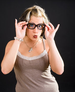 Junge Frau mit der Lesebrille
