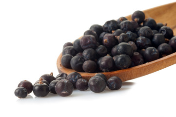 juniper berries over the spoon