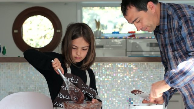 mousse au chocolat en famille