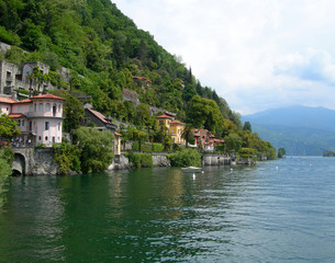 Fototapeta na wymiar Moutain domy boczne włoskiej miejscowości w Alpach szwajcarskich