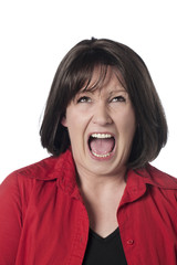 jeune femme mécontente hurlant
