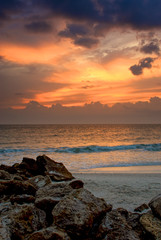 Obraz premium sunset above a rocky beach