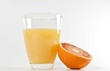 Glas mit Orangensaft