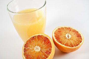 Orangensaft und halbe Orangen
