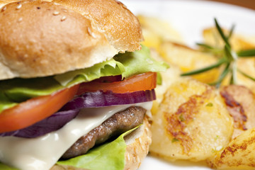 Hamburger with roasted potatoes