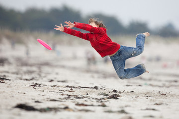 sauter attraper enfant frisbee sport sable plage énergie dépense