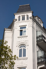 Altbau in Ecklage mit Jugendstilfassade in Hamburg-Harvestehude