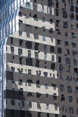 Edificio reflejado en rascacielos