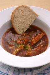 deftige Gemüsesuppe mit Kartoffeln und Fleisch