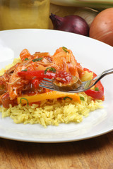 gegrillte Paprikastreifen auf Curryreis