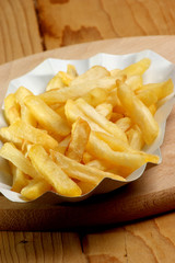 Pommes frites in einer Pappschale mit Salz