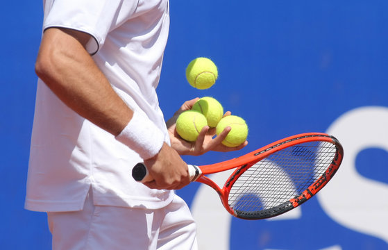 Tenis. Probando pelotas
