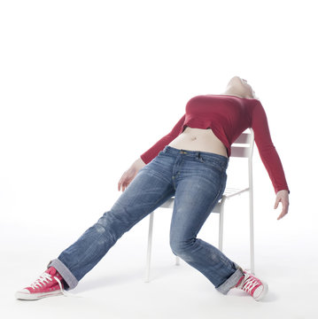 jeune fille vautr&eacute;e sur une chaise de fatigue
