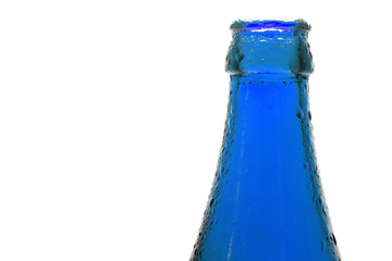 Blaue Flasche mit Kondenswasser