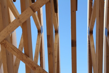 Holzschalung vor blauem Himmel
