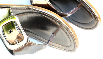 sandales féminines dorées, fond blanc