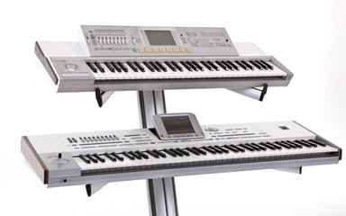 Fototapeta premium Keyboard und Syntesizer auf einem Ständer