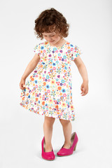 Mädchen mit Schuhen pink