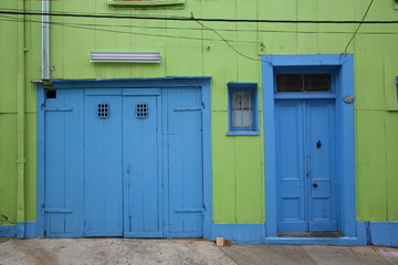 Fototapeta na wymiar Wejście Dom z garażem w Valparaiso, Chile