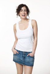 Frau im Jeansrock und Unterhemd