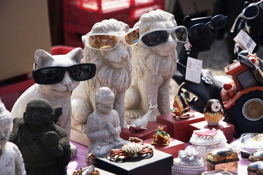 Lustige Figuren mit Sonnenbrille auf dem T&ouml;delmarkt.