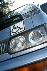 Znak niepełnosprawność na samochodzie - obrazy, fototapety, plakaty