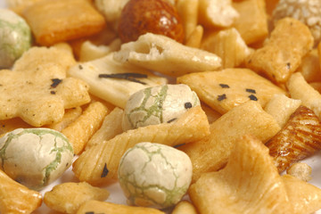 japanese peanut crackres
