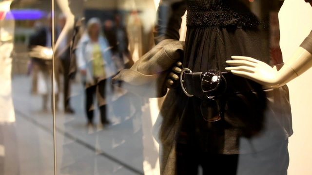 Menschenmenge in Einkaufsstra&szlig;e