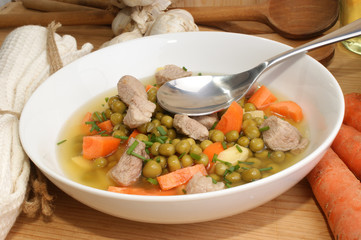 deftige Gemüsesuppe mit Kartoffeln und Fleisch