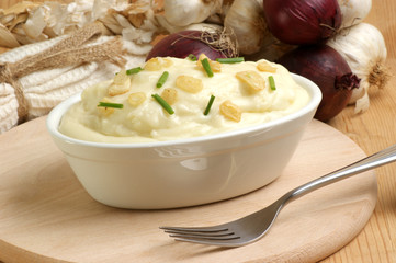 gegrillte Knoblauchscheiben auf Kartoffelpüree