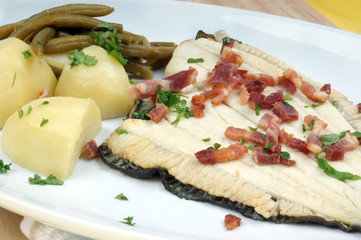 Maischolle mit Bohnen und Salzkartoffeln