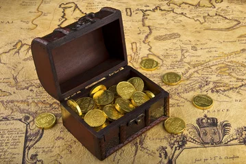 Selbstklebende Fototapeten Map and treasure chest © Fyle