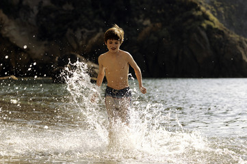 bambino che corre in acqua